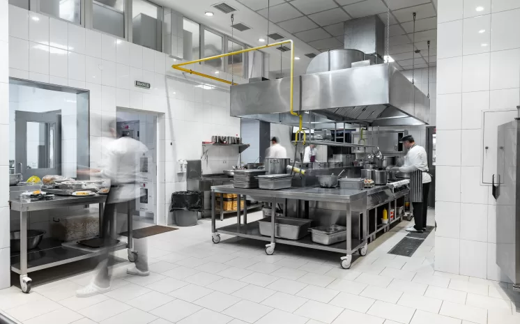 Máquina de lavar louça industrial em aço inox com capacidade para bandejas e utensílios grandes, ideal para cozinhas profissionais.